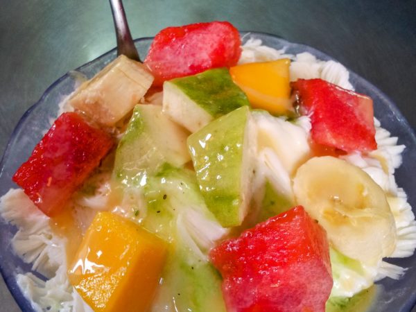 Rasez la glace avec des fruits