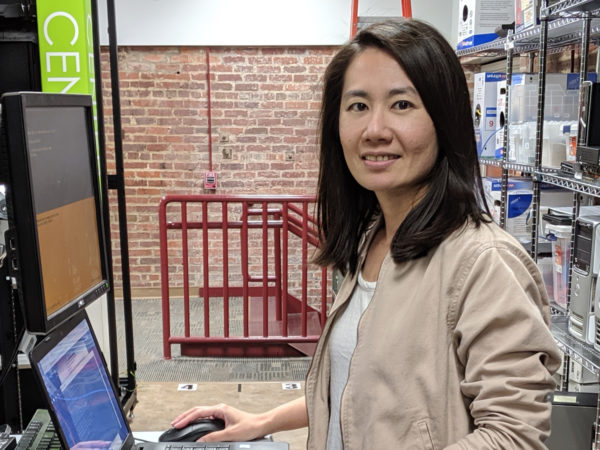 Foto av Tina Jang som arbetar i ett datacenter