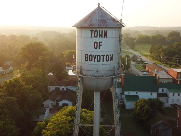 Immagine aerea da drone della città di Boydton con la torre dell'acqua in primo piano
