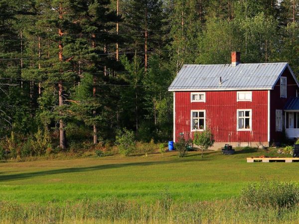 Ett rött svenskt gårdshus