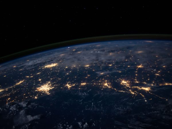 Vista nocturna de la Tierra desde la órbita (NASA)