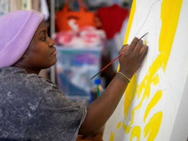Sydafrikansk kvinna som målar