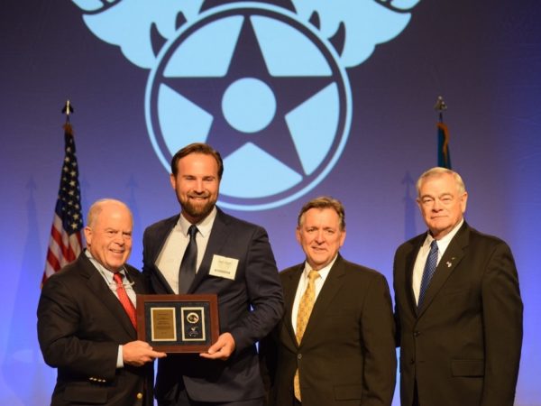 Jim Johnson, da Microsoft, segundo da esquerda para a direita, recebendo o prêmio CyberPatriot Mentor of the Year, sábado, 15 de setembro de 2021