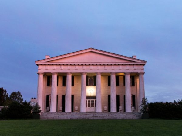 Aftenbillede af en historisk bygning med hvide søjler i Boydton, VA