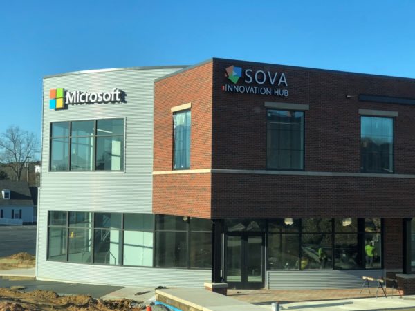 Widok zewnętrzny budynku Microsoft SOVA Innovation Hub