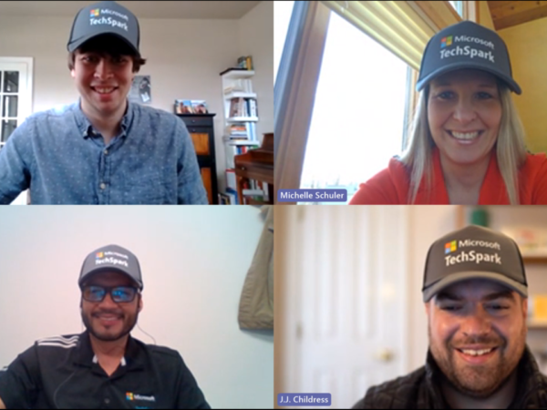Videoneuvottelu, jossa neljä ihmistä käyttää Microsoft TechSpark -hattuja