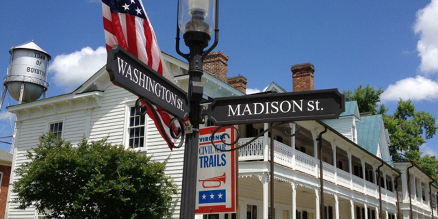 Vesisäiliö ja historiallinen rakennus Boydtonissa, Virginiassa