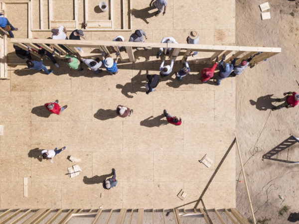 Letecký pohled na lidi stavějící dům