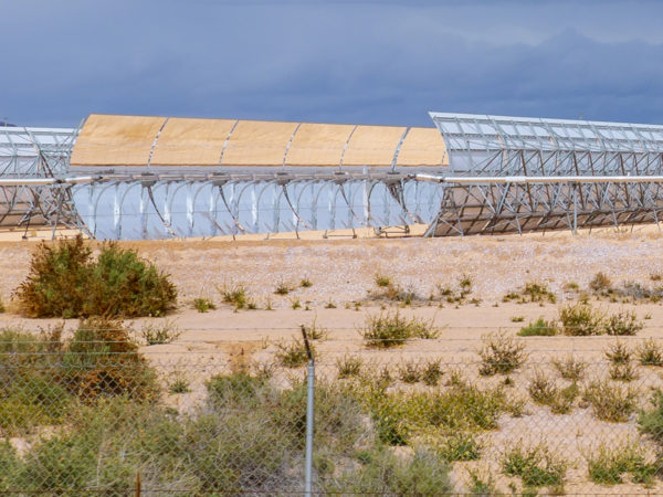 亚利桑那州沙漠上的替代电力能源太阳能集热器