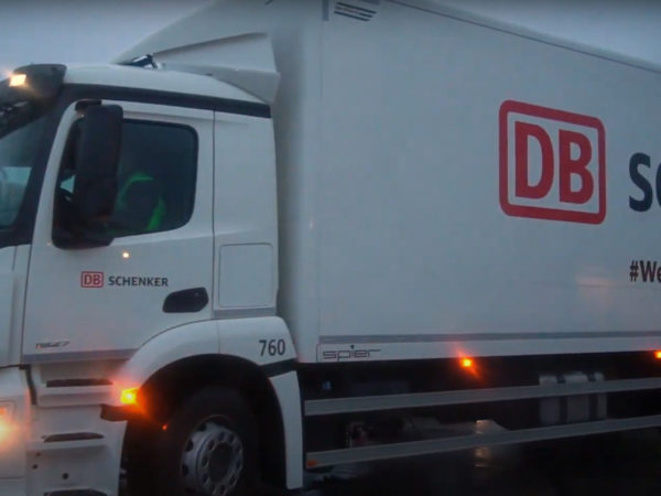 Een DB Schenker vrachtwagen levering vroeg in de ochtend