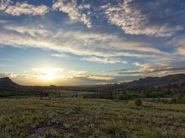 Kumpuilevat kukkulat Wyomingin maaseudulla auringonnousun aikaan