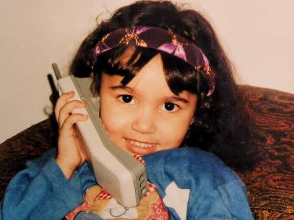 Angelica som barn på en gammel telefon