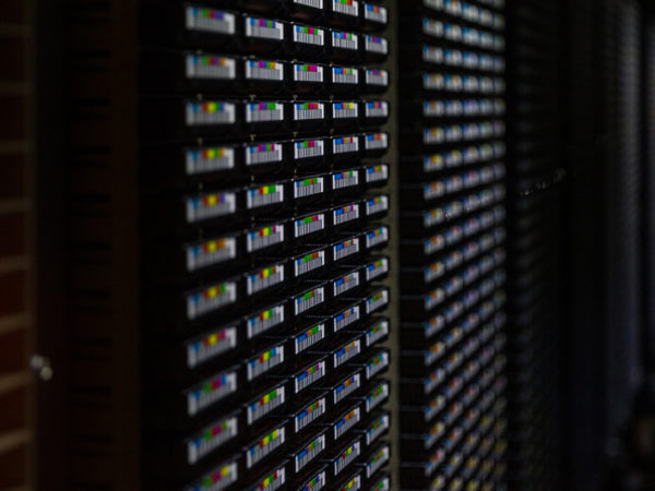 Widok z boku korytarza pamięci masowej dla napędów taśmowych w centrum danych firmy Microsoft
