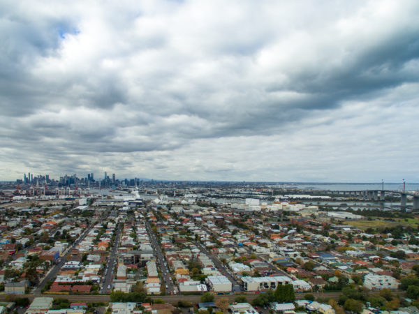 Letecký pohled na West Gate Bridge a město Melbourne v zamračeném dni