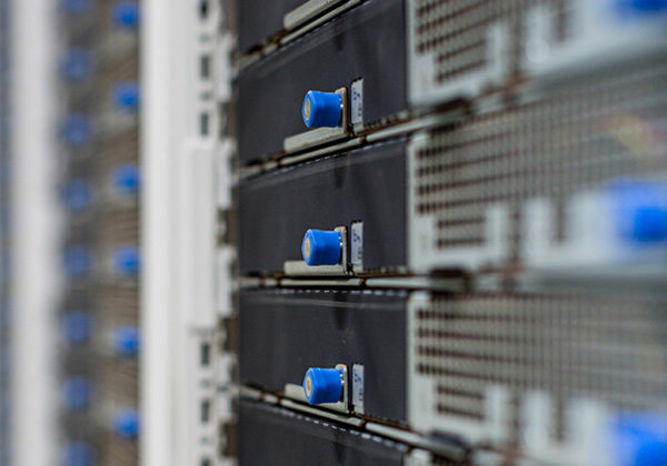 Břity/zásobníky serverových stojanů ve studené uličce datového centra společnosti Microsoft