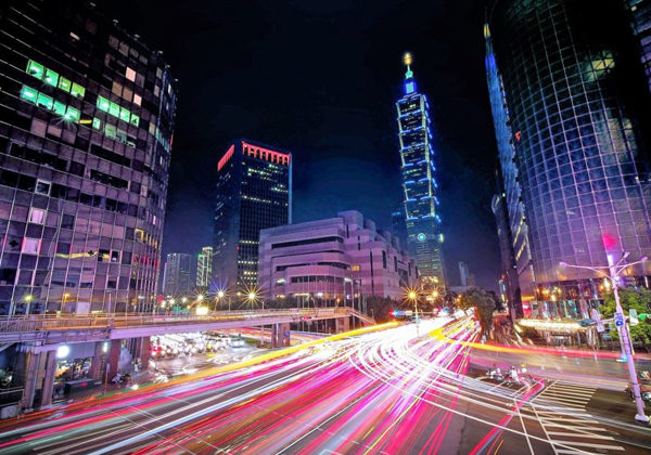 منظر الشارع لوسط مدينة تايوان ليلا