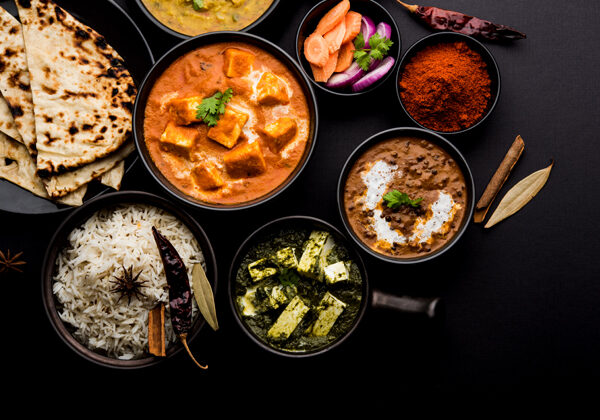 Intialainen ateria, jossa on monia ruokalajeja, kuten masala-mausteita ja paneeria