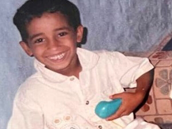 Shuaib Hamid als jonge jongen, lachend