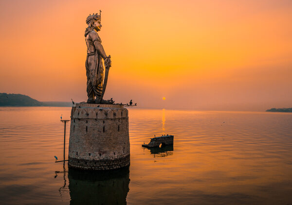 Statue af Raja Bhoj i en sø i Bhopal ved solnedgang