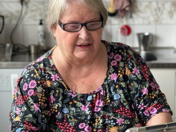 Μια ηλικιωμένη γυναίκα που χρησιμοποιεί ένα tablet