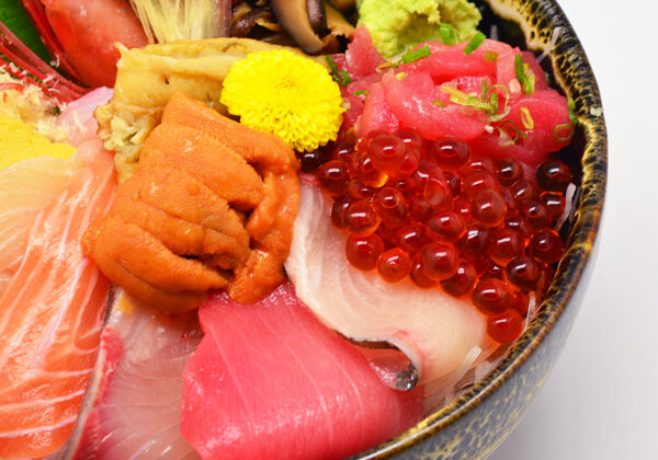 Sashimi af forskellige typer fisk og skaldyr i en skål