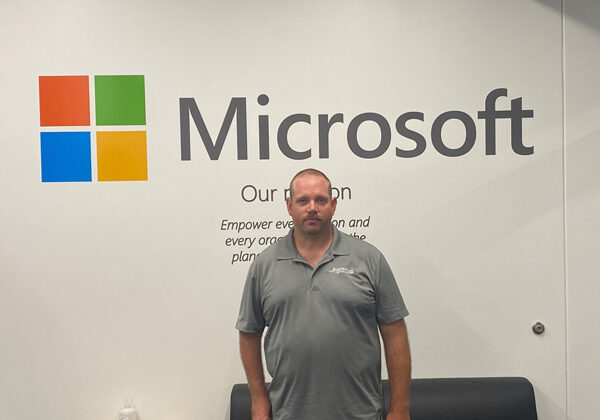 Brian seisoo Microsoft-kyltin edessä