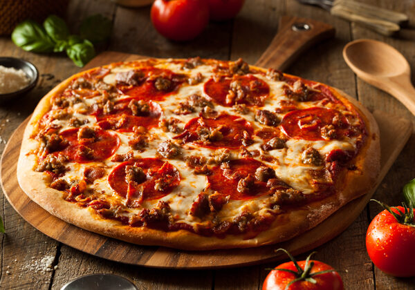 pizza, jossa on erilaisia liharuokia ja täytteitä