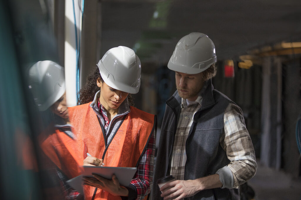 Travailleurs de la construction de première ligne collaborant dans un bureau mobile à l’aide de Surface.