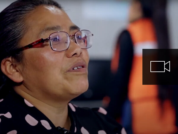 Video av människor i Mexiko som arbetar med byggnation