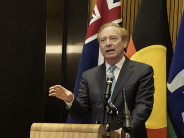 Brad Smith hinter einem Podium bei einer Rede vor der Botschaft in Australien