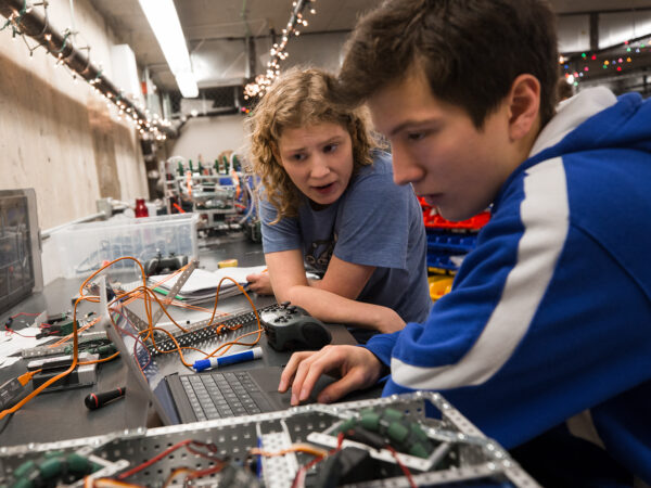 Två ungdomar arbetar tillsammans med ett STEM-projekt