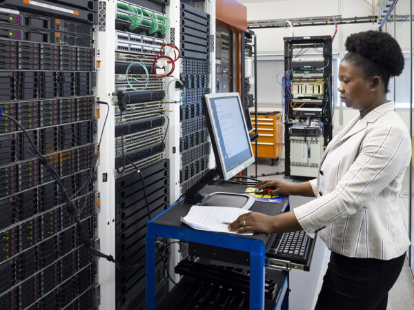 En kvinna som arbetar i ett datacenter