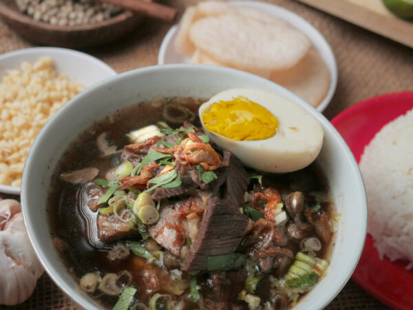Rawon-Sup daging sapi khas Indonesia
