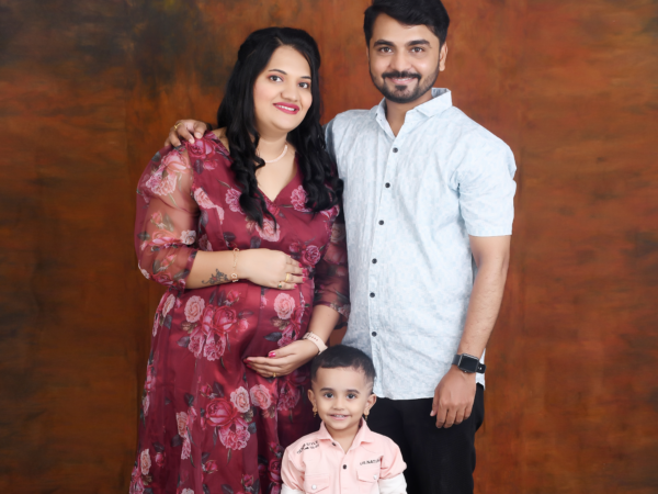 Una Sanjeevani embarazada, con su pareja y su hijo pequeño