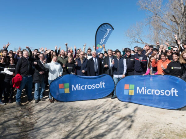Sekumpulan besar orang yang memegang tanda Microsoft