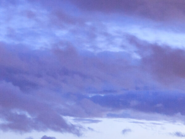 Nuvole nel cielo viola della sera