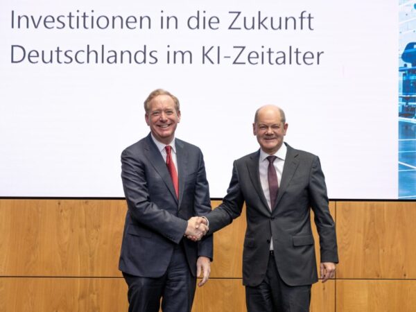 Brad Smith, stellvertretender Vorsitzender und Präsident der Microsoft Corporation mit dem deutschen Bundeskanzler Olaf Scholz