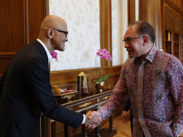 Microsoft Chairman und CEO Satya Nadella (L) trifft sich mit YAB Dato' Seri Anwar Ibrahim, Premierminister von Malaysia im Perdana Putra, Putrajaya in Malaysia am 02. Mai 2024. (Foto von Annice Lyn/Getty Images für Microsoft)