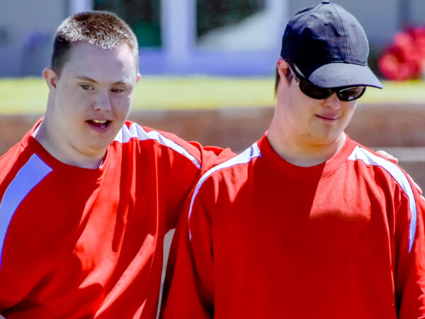 Due giovani atleti con sindrome di Down camminano insieme