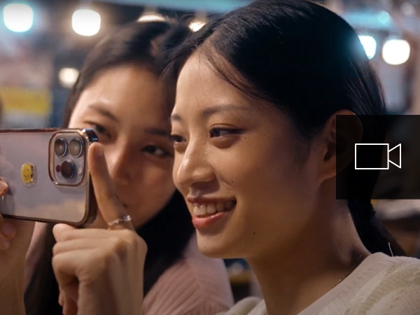 Duas garotas tirando uma selfie com o celular