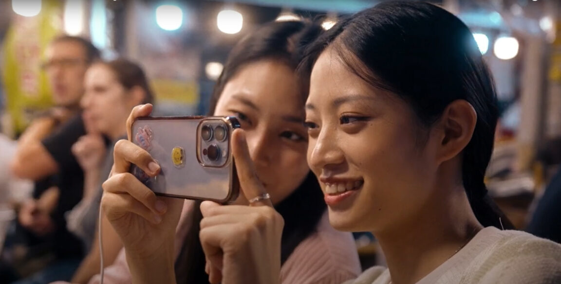 To piger tager en selfie med deres mobiltelefon