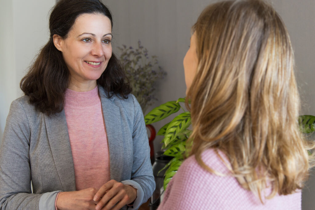 兩名女子正在交談並微笑