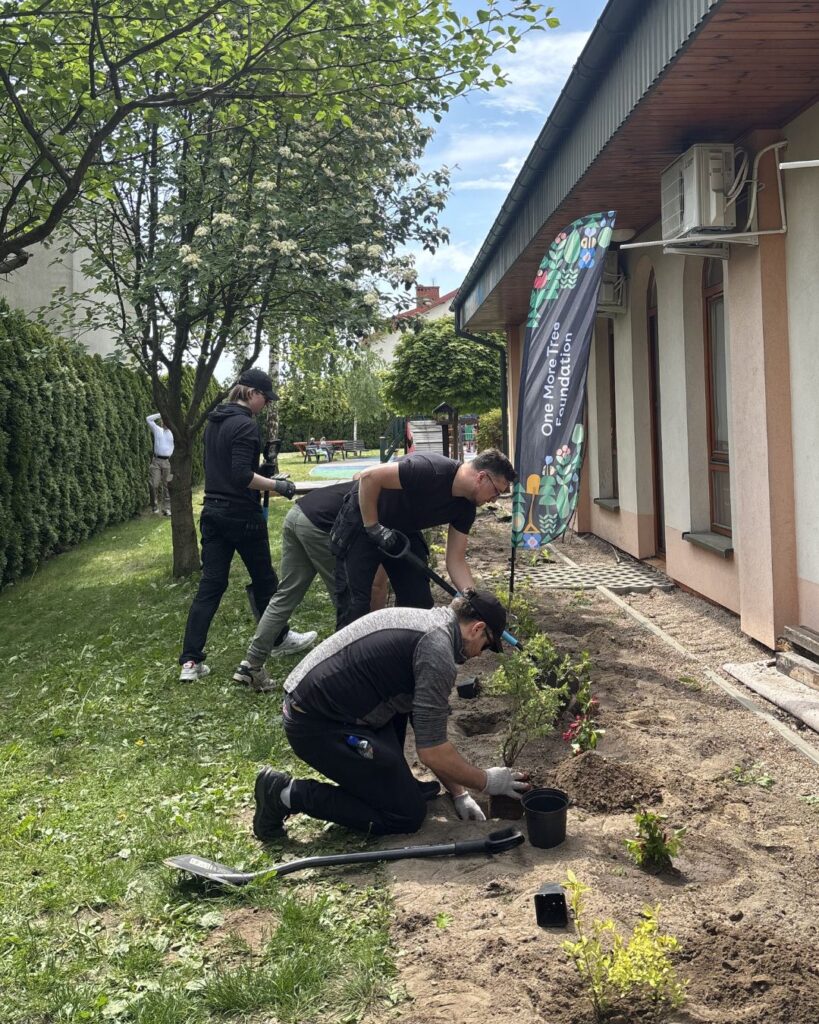 Menschen, die einen Garten anlegen