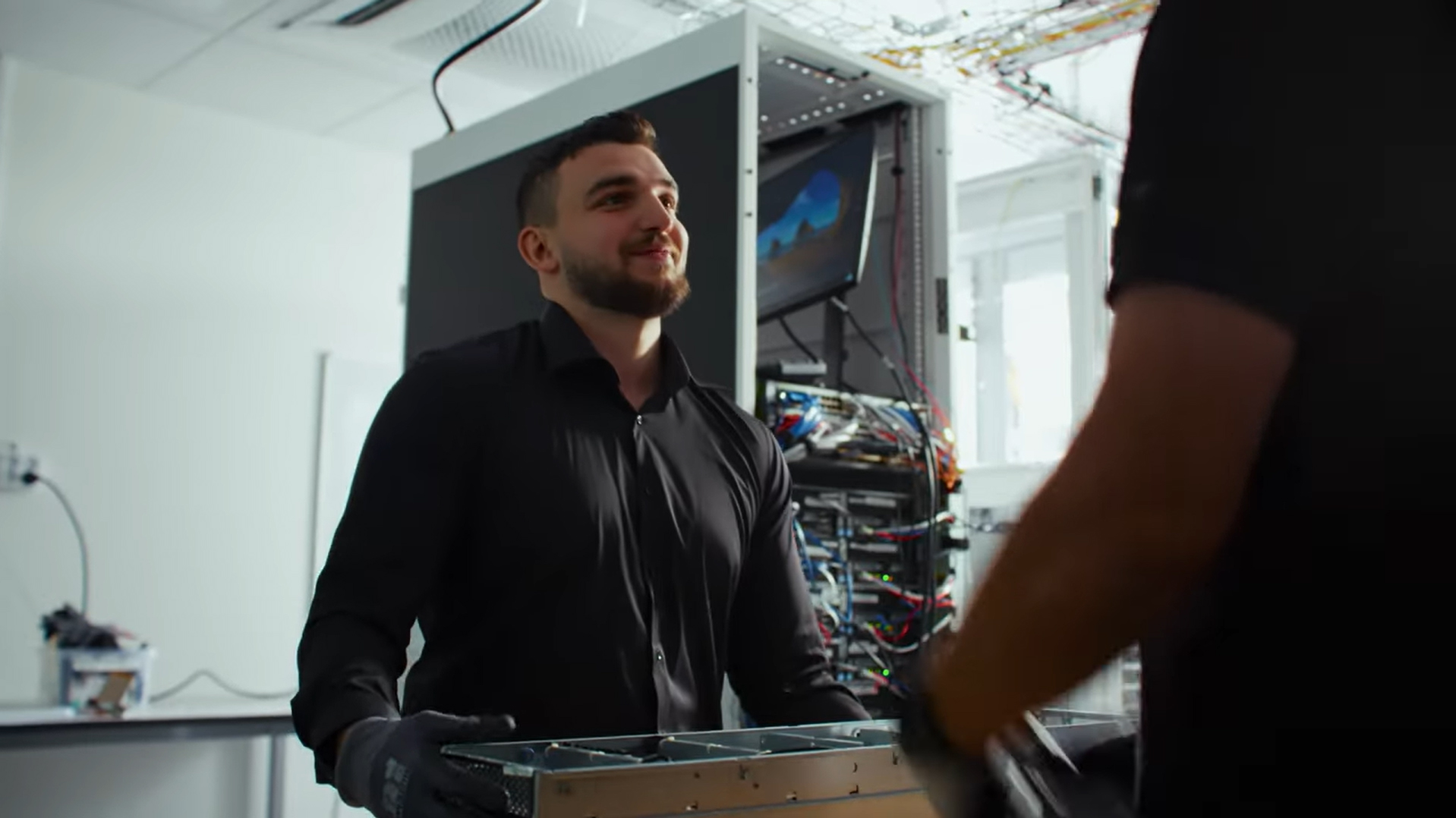 Mohamad trabalhando nos servidores da Datacenter Academy