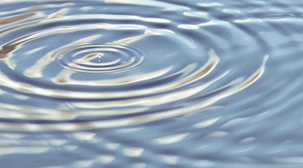 Primo piano sugli anelli d'acqua